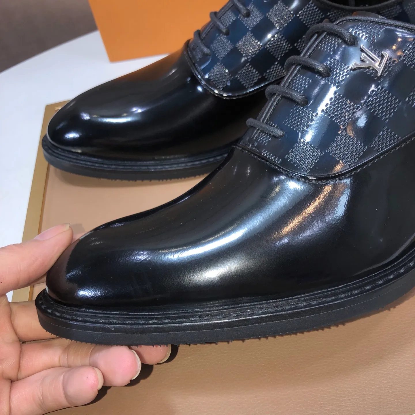 Men's men's shoes💰460💰【LV】(sheepskin lining) formal men's shoes! The high-end formal wear style is luxurious and elegant, with both practicality and style. We pay special attention to quality and details. The original version at the counter is 1:1 ultra-accurate replica👍🏻 The shoe last, leather, workmanship and comfort are not inferior! Material: imported cowhide upper, soft first layer of sheepskin! Code number: 38-45 (45 customized)